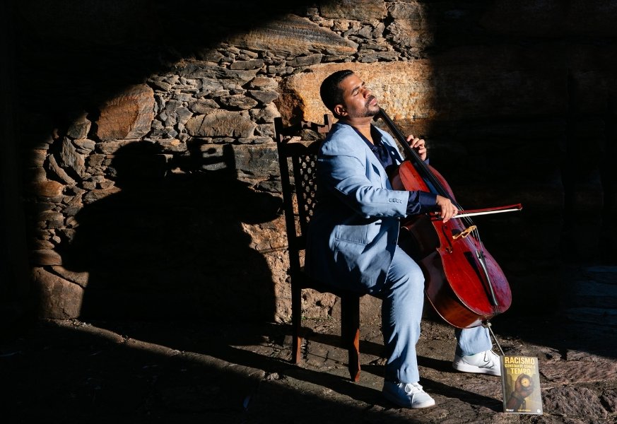 Violoncelista da Orquestra Sinfônica estreia livro que confronta memórias do racismo no Brasil